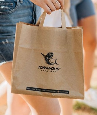 VREĆICA PAPIRNATA S RAVNOM RUČKOM SMEĐA CATERING -26x17x25cm-80gr/m2 (1x250kom) - CUSTOM PRINT